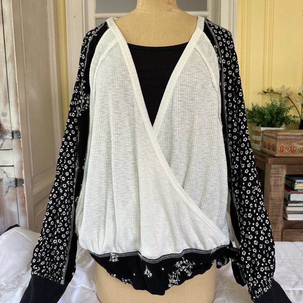 Free People Black and White Long Sleeve Lightweight pretty top